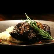 ストレスフリーで育った十勝ハーブ牛を赤ワインでじっくり煮込み、
柔らかさと深い旨味を引き出した一皿です。