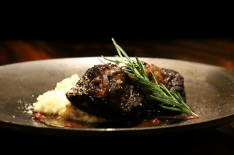 十勝ハーブ牛のやわらか赤ワイン煮込み