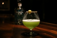 森を思わせる久保田ジンに、千葉県産オリーブスピリッツ、静岡産玄米抹茶を合わせたモダンなダーティマティーニ。
木々とお茶の香ばしさが調和した、奥行きのある味わいです。