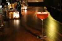 世界的に評価の高い「ネグローニ」を、国産リキュールとカルヴァドスでアレンジ。
ほろ苦さとフルーティーさが調和した一杯です。
※その他アレンジネグローニも多数ご用意しております。