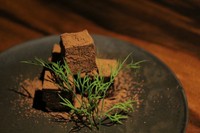 店内で手作りしている、口溶けなめらかな生チョコレート。焙じ茶ウイスキーを使用した、バーならではの濃厚な味わいです。