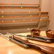 店内の一角には、いつでも自由に射的ができるスペースを設置。また、店内のあちこちに猫のモチーフを置き、木のぬくもりや照明の柔らかさも加わり落ち着く空間となっています。