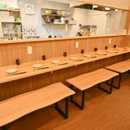 店内にはカウンター席とテーブル席があり、どこに座っても居心地の良さを感じられます。肩肘張らずに会話を楽しめる雰囲気で、デートにもぴったり。料理を待つ時間も、自然と笑顔がこぼれます。