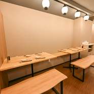 テーブル席と小上がりがあり、くつろいで宴会を楽しめます。人数やシーンに合わせて対応してもらえるので、貸切もOK。集まりや記念日など、料理や飲み物を囲みながら多彩なシーンに対応可能。