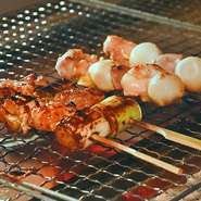 焼鳥は、塩とたれの2種類用意。たれは自家製で、独自に調合した調味料が香ばしさの中に奥行きをもたらします。塩は厳選されたブランドを使用。素材の持ち味をまっすぐに引き出してくれます。