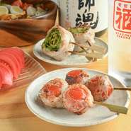 三重県伊賀のブランド豚「伊勢美稲豚」で巻いたレタスやトマトを焼くことで、野菜の甘みと豚の旨みが一体に。ロース肉との相性も抜群で、みずみずしさと脂の風味が広がり食べ応えも十分です。