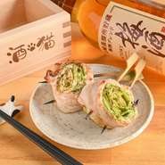 栄養士の視点を持つ石田氏が考えた一品です。肉は脂肪の少ないロースを使用しながら、ボリューム感を損なわず仕上げています。彩り豊かな野菜とジューシーな肉が一体となり、食べ応えと満足感を両立。