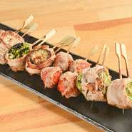 県内で飼育されたブランド豚「伊勢美稲豚」のロース肉にこだわります。脂を抑えたロース肉を選ぶことで、あっさりとした味わいに。肉汁を保ちながらも軽やかで、野菜との組み合わせが自然に引き立つのが特徴です。