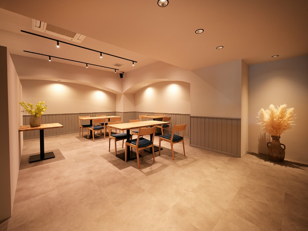 シンプルモダンな空間で落ち着いて憩え、思い思いの時を過ごせる