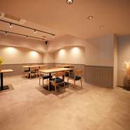 グレーと白を基調とし、ナチュラル感を加えた店内に3タイプの席を設え。調理の臨場感を楽しめるカウンター席、いたち川の並木を望むテーブル席、隠れ家感が高い奥のテーブル席があり、多彩なシーンに対応します。