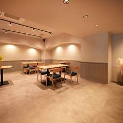 シンプルモダンな空間で落ち着いて憩え、思い思いの時を過ごせる