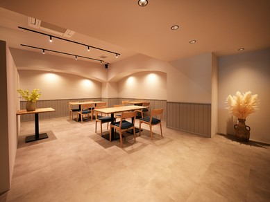 シンプルモダンな空間で落ち着いて憩え、思い思いの時を過ごせる