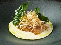 富山産の旬魚介がシェフの調理技とセンスでいっそうおいしく!魚料理の一例。