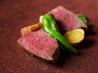 【TOKIO】では富山産のジビエ料理を通年提供。中でも、柔らかな肉質の雌本州鹿を使った皿が評判で、フレンチの伝統的な火入れ技と、鹿の骨から丹念にとる正統派ソースが生み出すおいしさは感動もの!肉料理の一例。