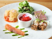 ランチコースの一皿目には、季節の前菜やジビエのパテなど、店の自慢料理を少量ずつ盛合せたプレートが登場。富山の山海の幸＆ヨーロッパ食材が軸になっているので、ランチでも【TOKIO】の世界観を楽しめます。