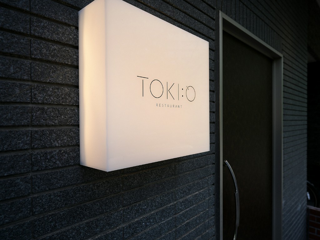 店名はシェフの父の名にちなみ、ロゴには時計のモチーフが