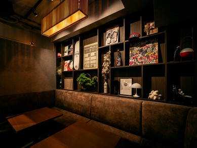 温かな間接照明の灯りが、居心地の良さを高める空間