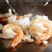 目の前で繰り広げられるシェフの華麗な手さばきと、鉄板焼ならではの音や香りが五感を刺激します。臨場感たっぷりのカウンター席で、寛ぎながら楽しむ鉄板焼デートはいかがですか。
