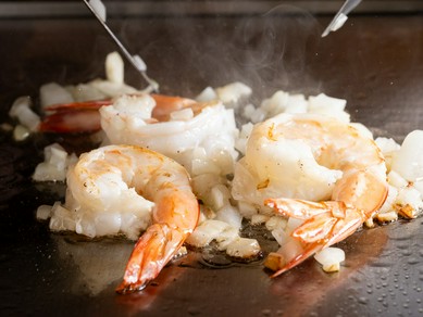 ライブ感も楽しみながら、絶品料理とワインで乾杯