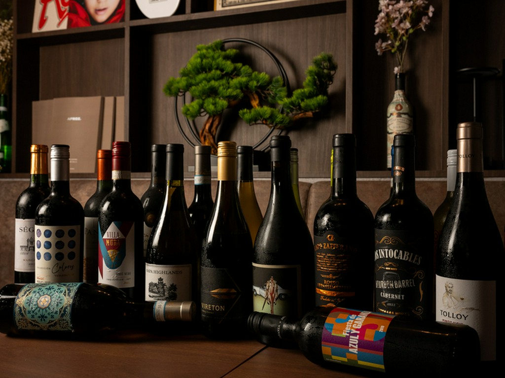 ニューワールド系の銘柄を中心とした豊富なワイン