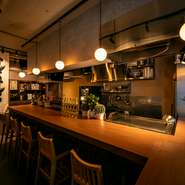 おいしい鉄板焼とワインを堪能できるお店です。小鉢の『おばんざい』などや、鉄板で焼き上げる季節の野菜も人気の味わい。居心地の良い空間なので、お一人様にも喜ばれています。