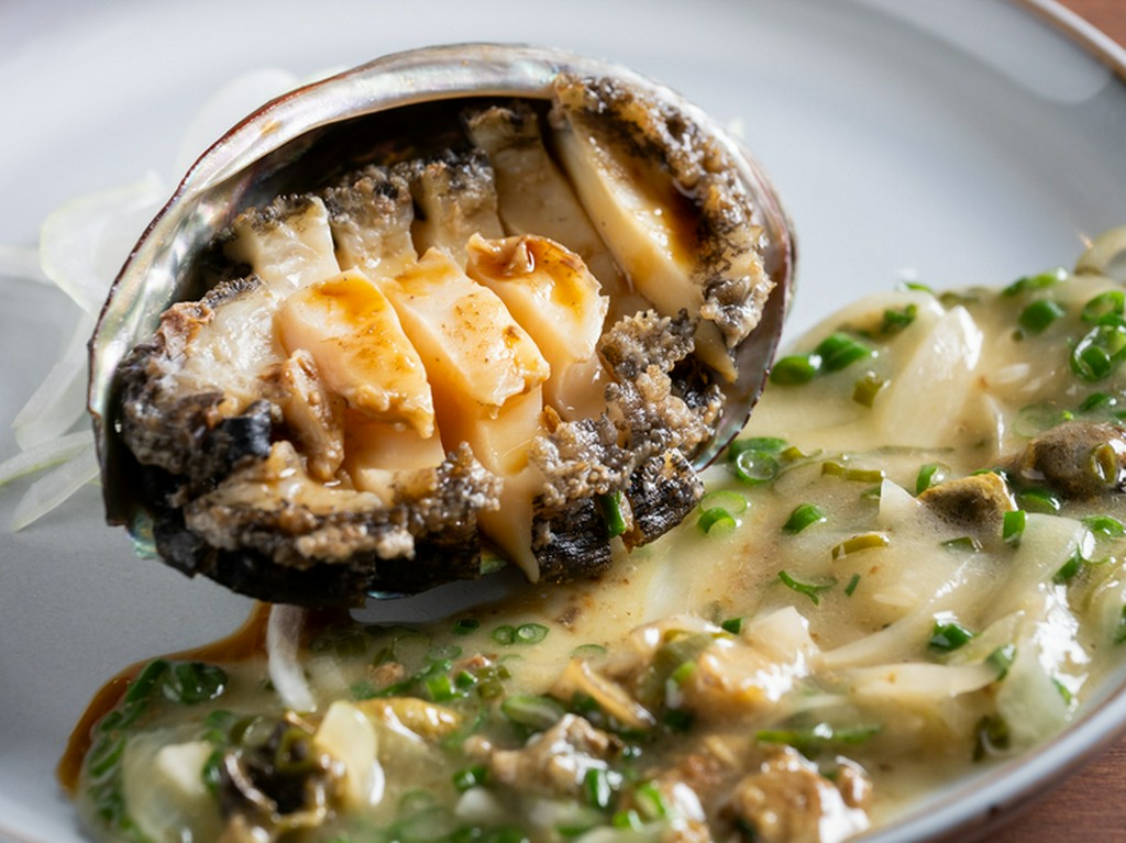 新鮮な「活き鮑」を鉄板焼で。『踊る鮑の鉄板焼』