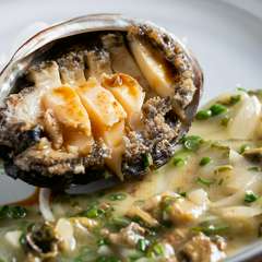 新鮮な「活き鮑」を鉄板焼で。『踊る鮑の鉄板焼』