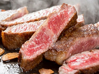 ジューシーな肉の旨みを存分に。『黒毛和牛のステーキ』