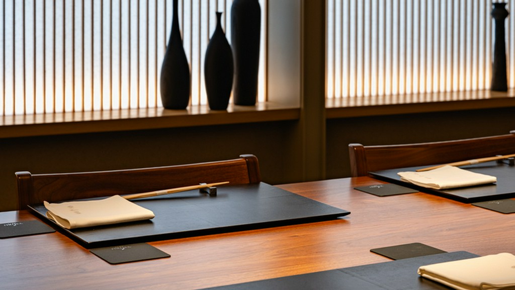 会食の提供は専任のサービスが担当。接待などのおもてなしに最適