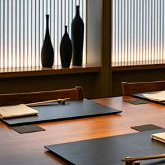 会食の提供は専任のサービスが担当。接待などのおもてなしに最適