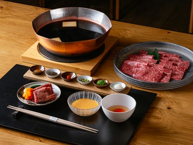 低温調理が引き出す、黒毛和牛の旨みあふれる鍋料理