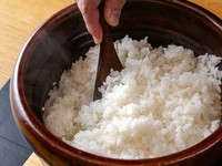 信楽の土鍋が奏でる、ふっくらとした炊き上がり『雪ほたか釜炊き御飯(一合)』