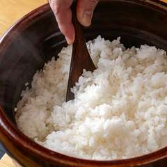 信楽の土鍋が奏でる、ふっくらとした炊き上がり『雪ほたか釜炊き御飯（一合）』