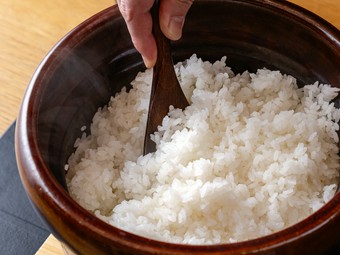 信楽の土鍋が奏でる、ふっくらとした炊き上がり『雪ほたか釜炊き御飯（一合）』
