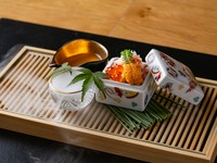 匠の技が冴える、四季折々の食材を用いた懐石コース。月替わりの献立で季節の移ろいをご堪能いただけます。