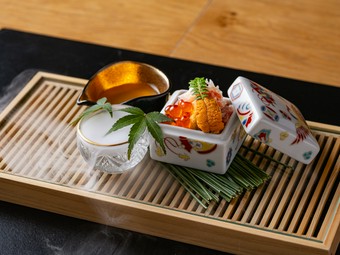 匠の技が冴える、四季折々の食材を用いた懐石コース。月替わりの献立で季節の移ろいをご堪能いただけます。
