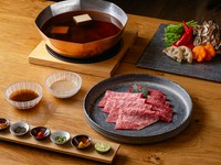 季節の先附と豊洲直送の鮮魚造里、メインは黒毛和牛のしゃぶしゃぶまたはすき焼きをご用意しております。