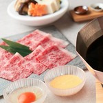 季節の前菜と豊洲直送の鮮魚、黒毛和牛（200g）のしゃぶしゃぶ、またはすき焼きをご用意しております。