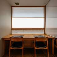 四季の移ろいを五感で感じられる料理と器でのおもてなしを大切にしていると語る川崎氏。カウンターでの一人御飯から接待、記念日まで、すべてをスタッフに任せて心からくつろげます。