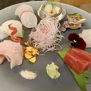 “美しい月の下で大切な人とゆったりお食事を”食で喜びを分かち合うことの素晴らしさを再認識できる場所。季節の食材たちが紡ぐ一期一会のコースで、今日というかけがえのない一日の喜びを噛み締めませんか。