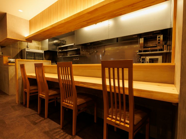 店主の技やおもてなしの心を間近に楽しめるカウンター席