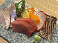瀬戸内海で獲れる魚介に加え、高級魚や高松ではなかなか食べられないお魚も食べられるのがポイント!店主縁の地の一つでもある九州博多の長浜鮮魚市場より直送で届くので間違いありません。