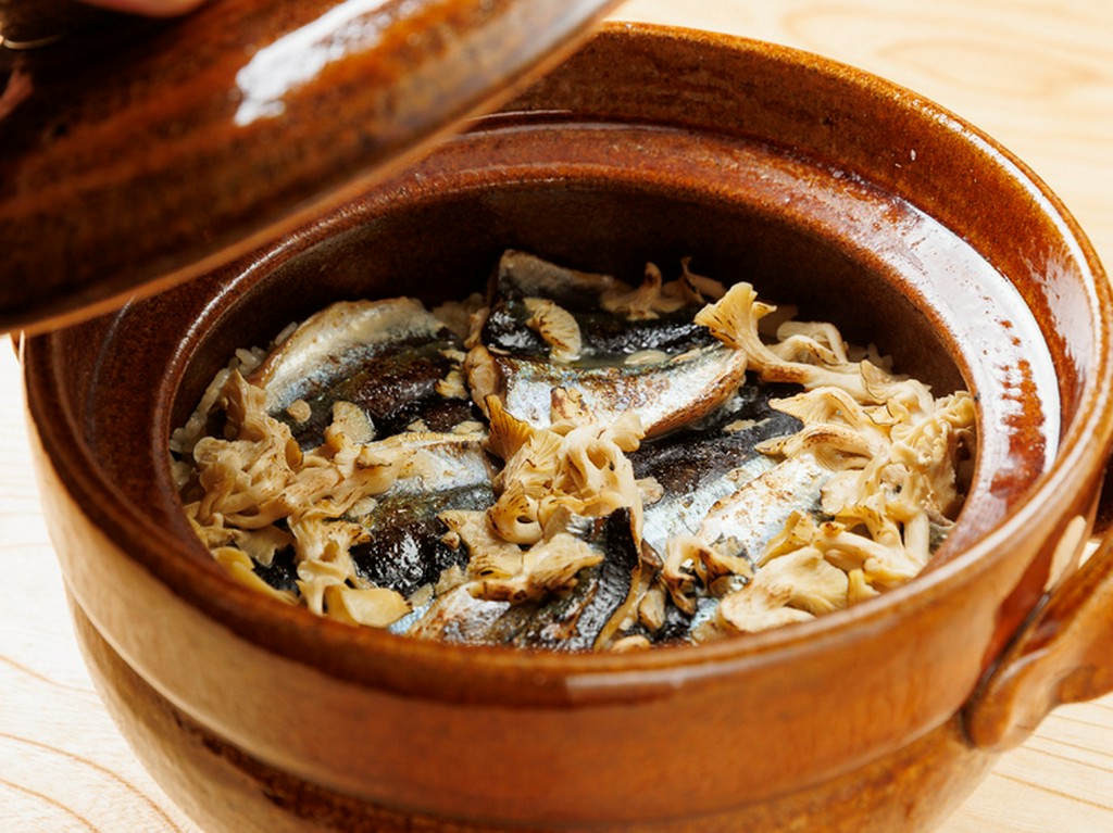 信楽焼の土鍋で炊き上げる『季節の炊き込みご飯』