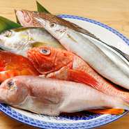 地元を中心とした旬の食材に加えて、新鮮な海の幸は博多長浜鮮魚市場より用意。土鍋炊き込みご飯も、甘み・香り豊かなブランド米「福、笑い」を採用するなど、一つ一つの要素にこだわっています。