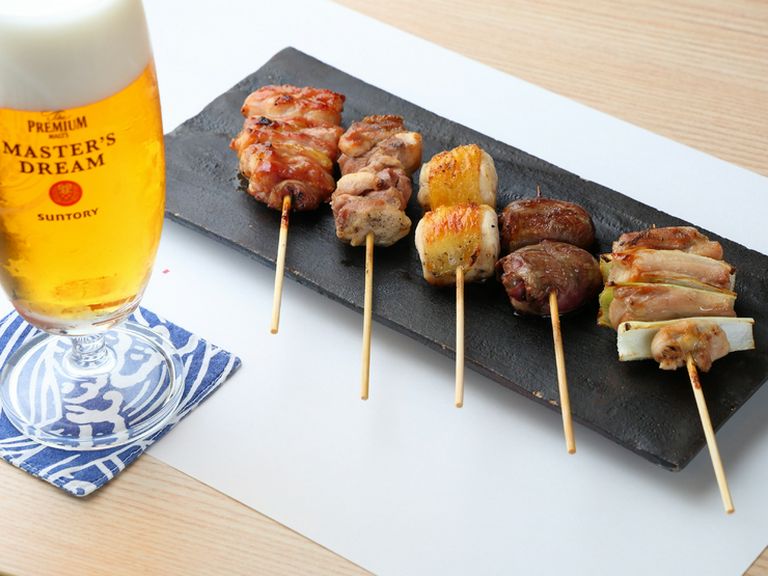 備長炭の香ばしい味わい。鶏肉の旨みをギュッと閉じ込めた『焼鳥各種』