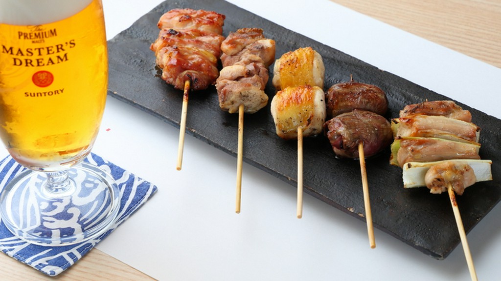 備長炭の香ばしい味わい。鶏肉の旨みをギュッと閉じ込めた『焼鳥各種』