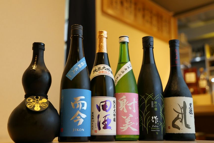 その季節ならではの銘酒を常時10種以上取り揃え。毎週ラインナップが変わる『旬の日本酒』