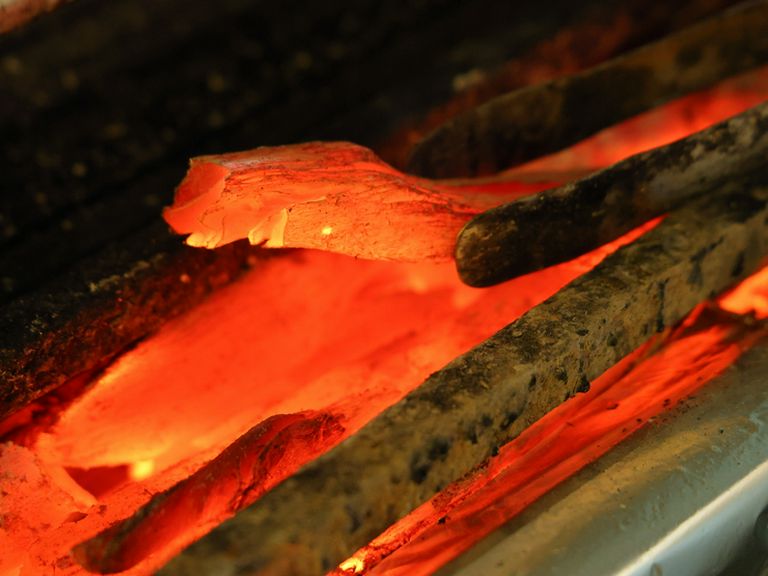 店内にて一から仕込む、厳選鶏の炭火焼鳥や旬菜の串焼き