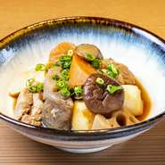 博多の郷土料理。 筑前煮とはまた違う九州の甘めの醤油を使ったがめ煮は絶品。 がめこんだ(方言で、混ぜ込んだの意)の意味もあります。実は店主の祖母のレシピを引き継いでます。