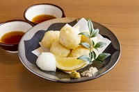 当店の自慢のもつを天ぷらにしました。 斬新な新メニューながら、おかわりが出る程の人気メニューです。 天つゆかガーリック塩につけてお召し上がりください。